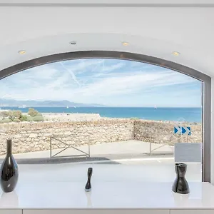 https://appartement-4-personnes-vue-mer-remparts-antibes.fr-provencehotel.com